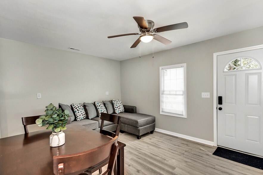 Building Photo - 505 Ward Ave NE