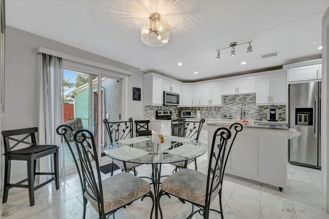 Building Photo - 4213 E Yukon St