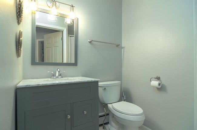 Building Photo - Nice Updated 3br/3ba In Wayzata (1 car garage)