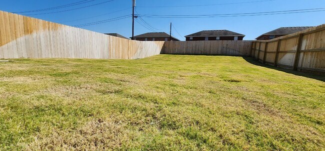 Building Photo - Act fast!  Don't let this opportunity slip by. Contact us today to schedule your showing!