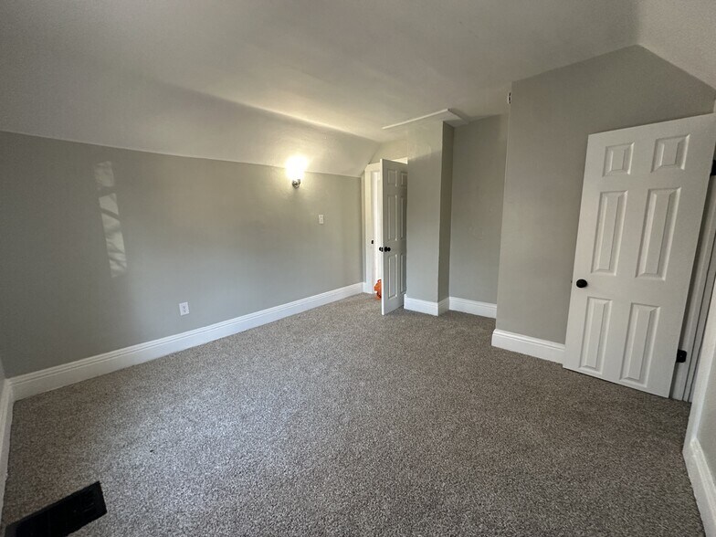 Building Photo - 1105 Queen St