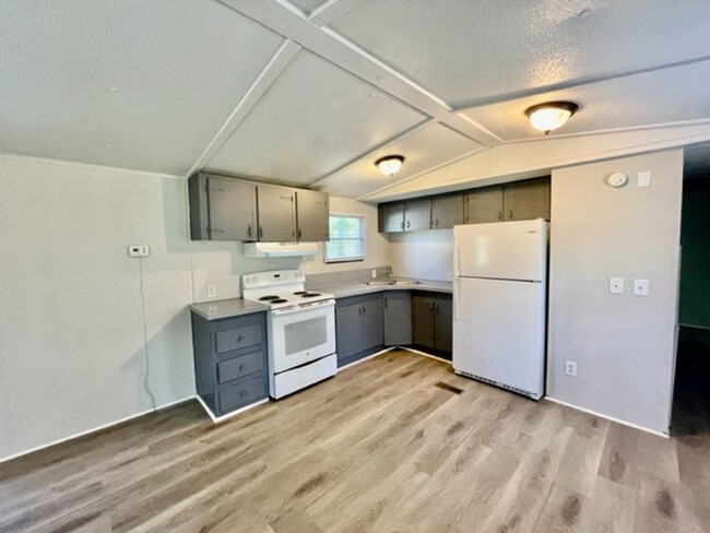 Building Photo - Adorable 2 bedroom 2 bath Mobile Home loca...