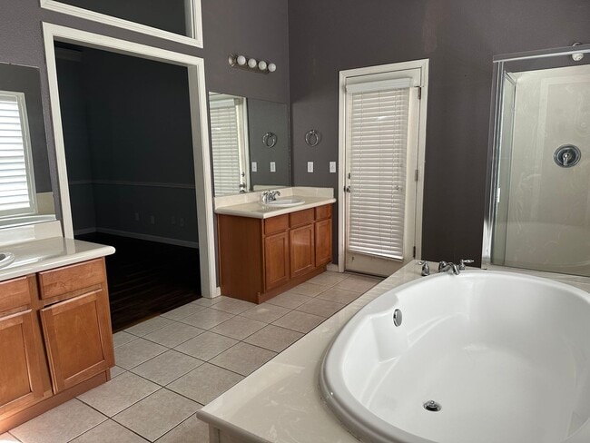 Building Photo - Well maintained home for rent in desirable...