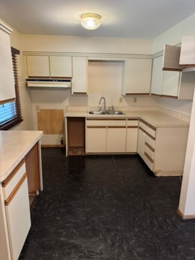 Building Photo - 3-Bedroom Single Family in a great neighborhood - Available October 15!