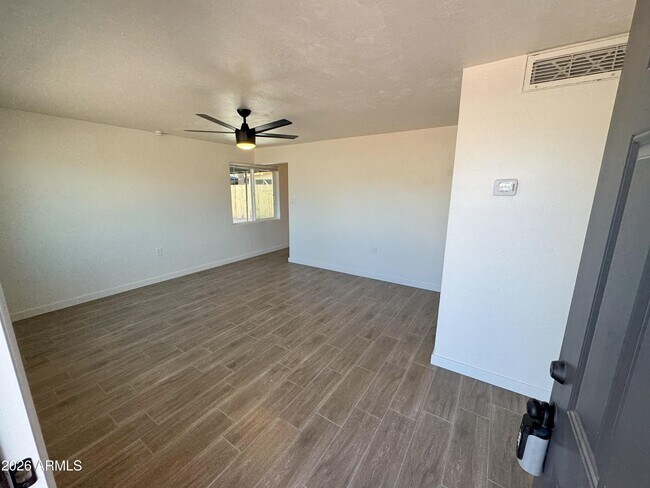 Building Photo - 546 S Hobson