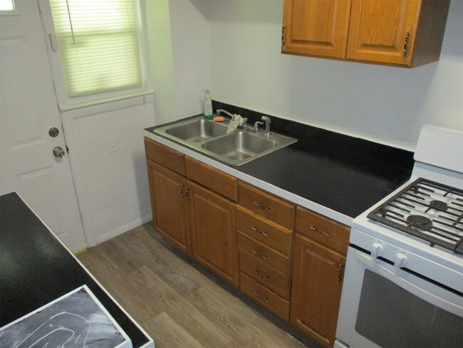 Building Photo - 4404 Mountview Rd