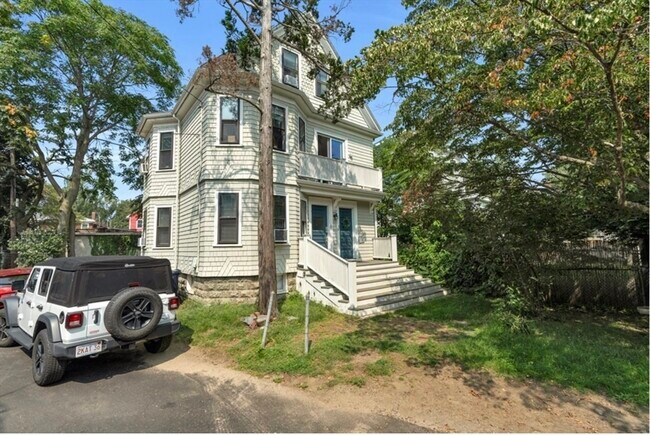 Building Photo - 5-6 Hollis Park