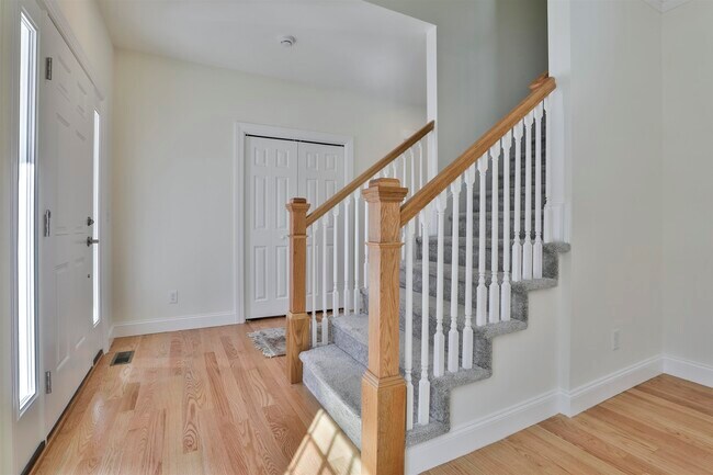 Building Photo - 22 Reeds Ferry Way
