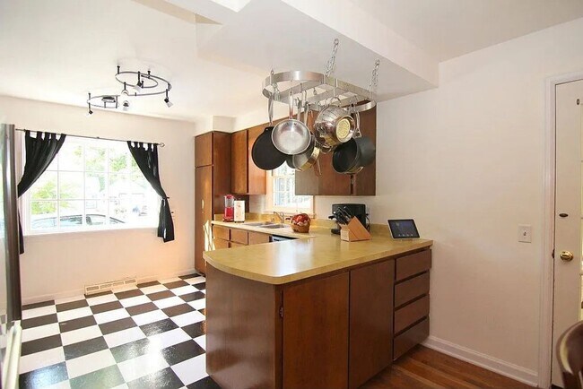 Building Photo - Now Leasing! Charming Home in One of Madis...