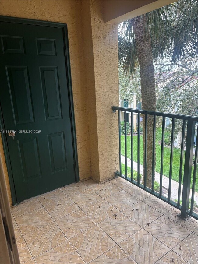 Building Photo - 875 Riverside Dr