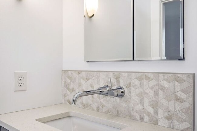 Building Photo - 211 Cream St