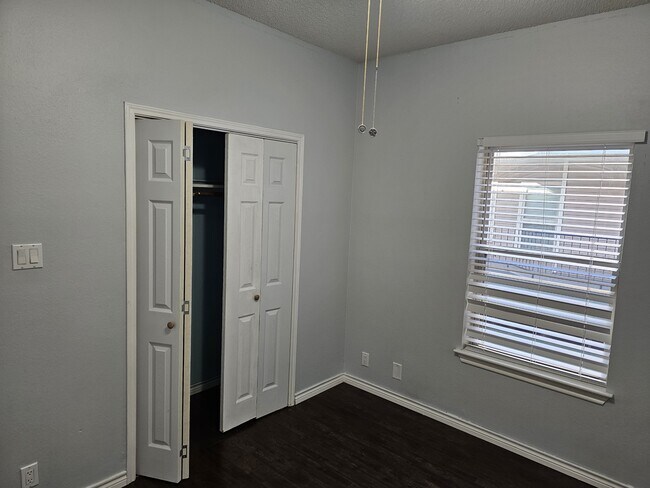 Building Photo - 2414 Longview St