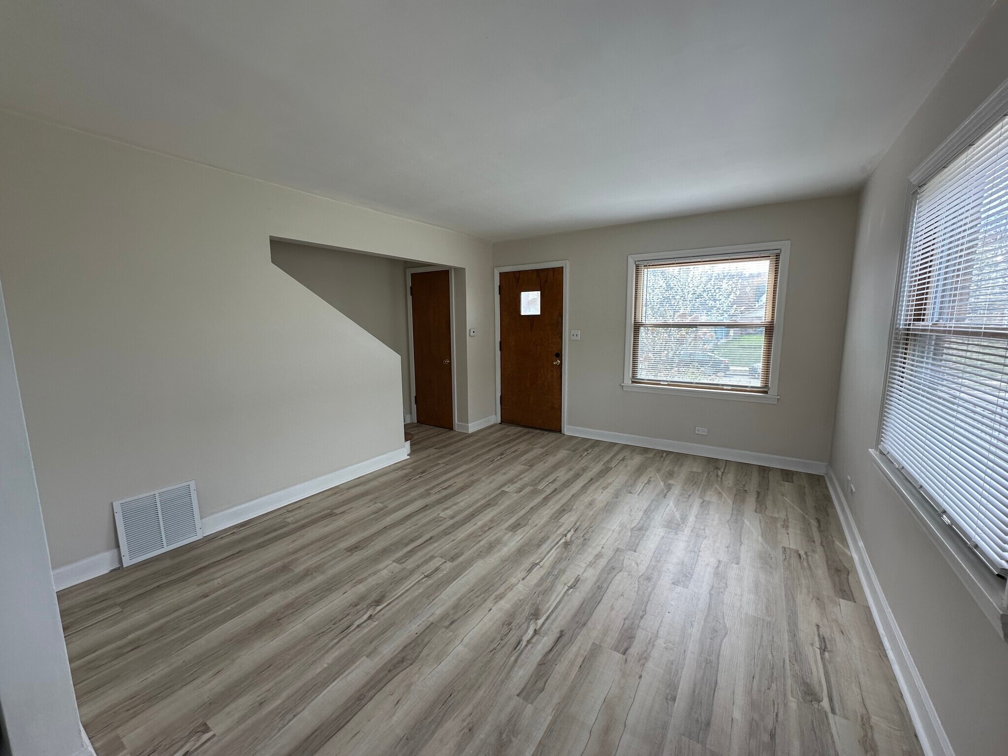 Building Photo - 3138 S Clement Ave