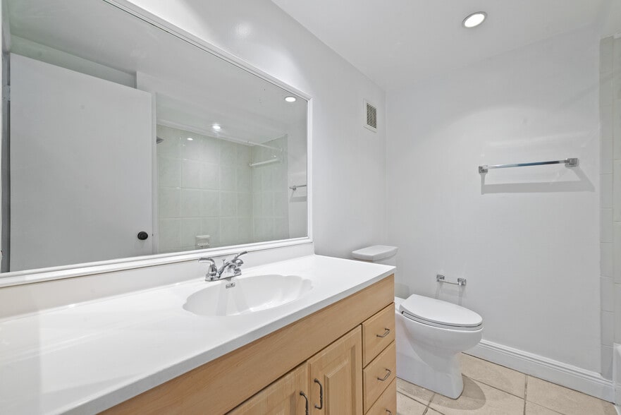 Building Photo - 140 Lakeview Dr