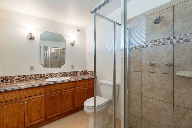 Building Photo - 3 bed/2bath home with large backyard.