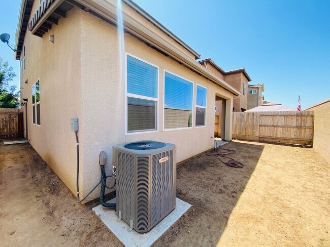 Building Photo - $2,395 Belmont & Fowler, 3 Bedroom - N Eli...