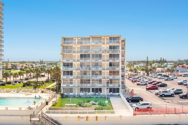 Building Photo - Beachfront Unit in Daytona Beach Shores