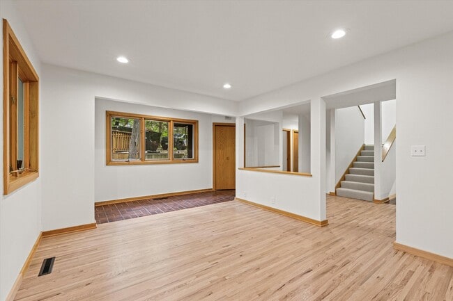 Building Photo - 1424 Bradford Dr