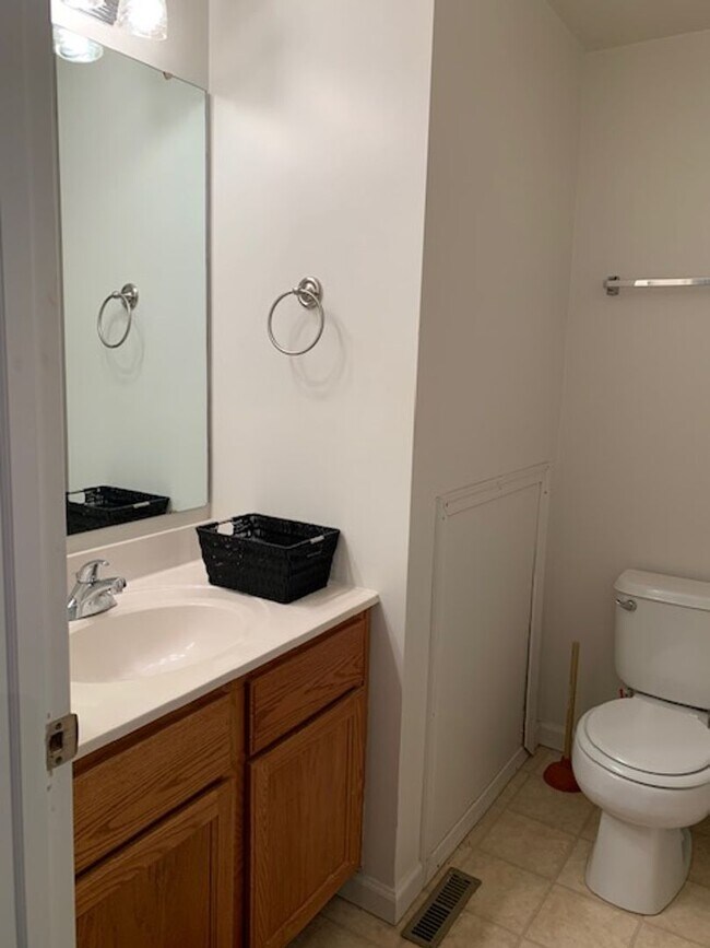 Building Photo - Townhouse located at Pikes Place