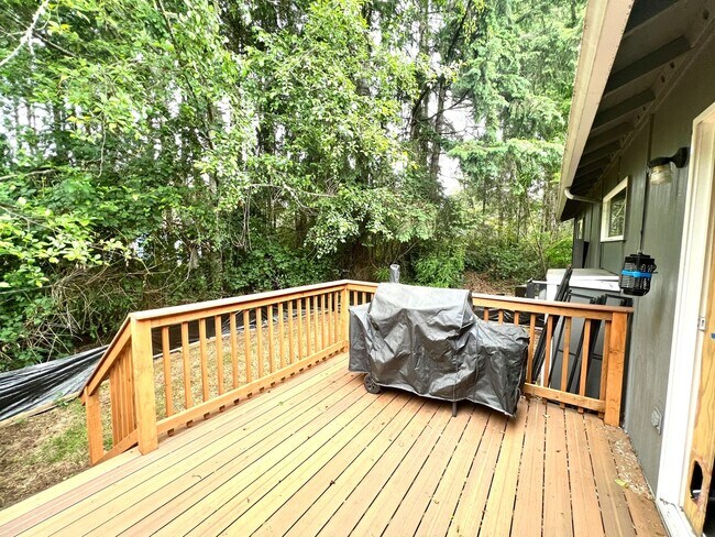 Building Photo - Remodeled 3-Bedroom Duplex Home in North G...