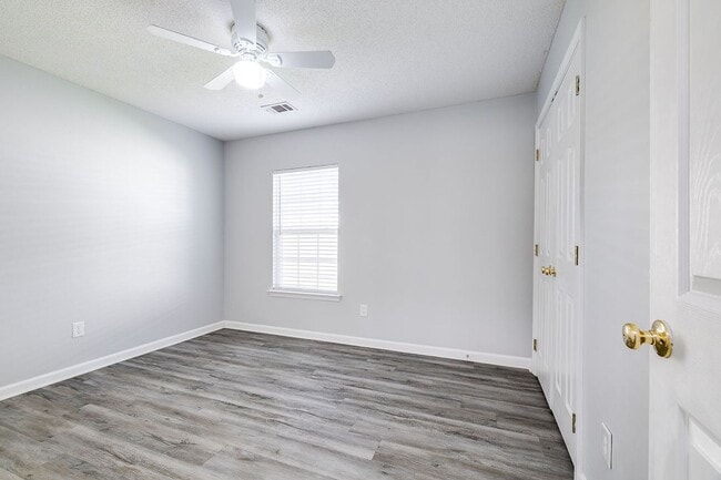 Building Photo - Spacious & Beautifully Maintained 5BR/3BA ...