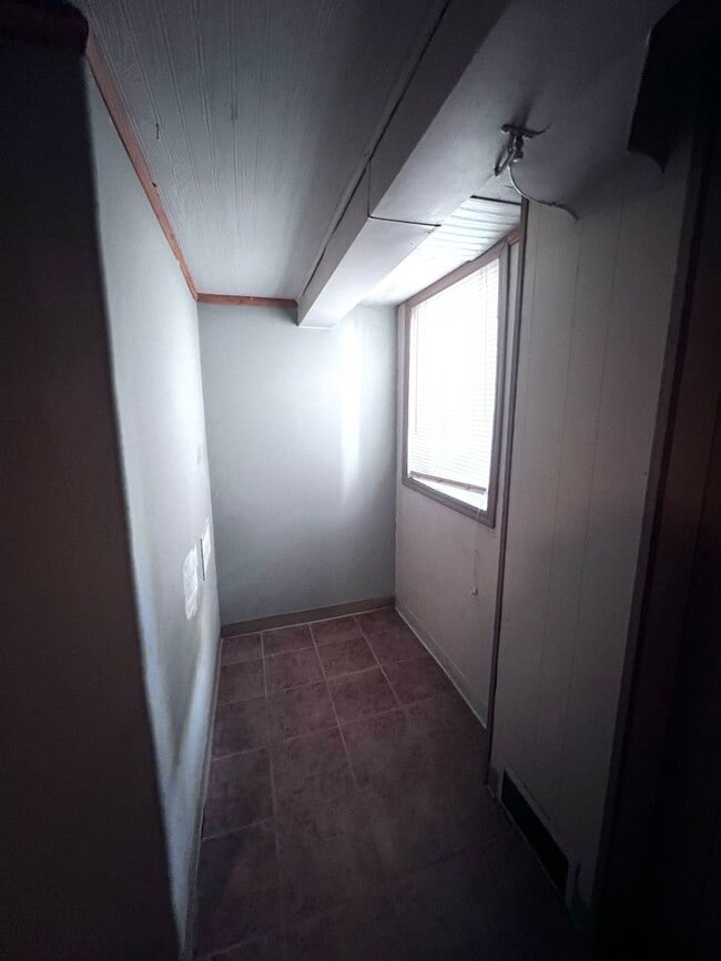 Building Photo - AVAILABLE JUNE 1ST: 4 bedroom 2 bathroom home!