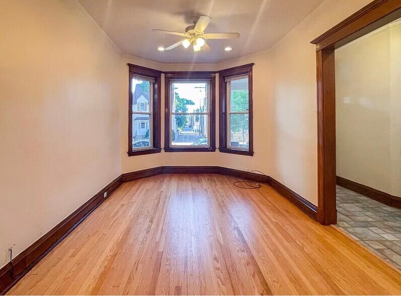 Building Photo - 1613 W Berwyn Ave