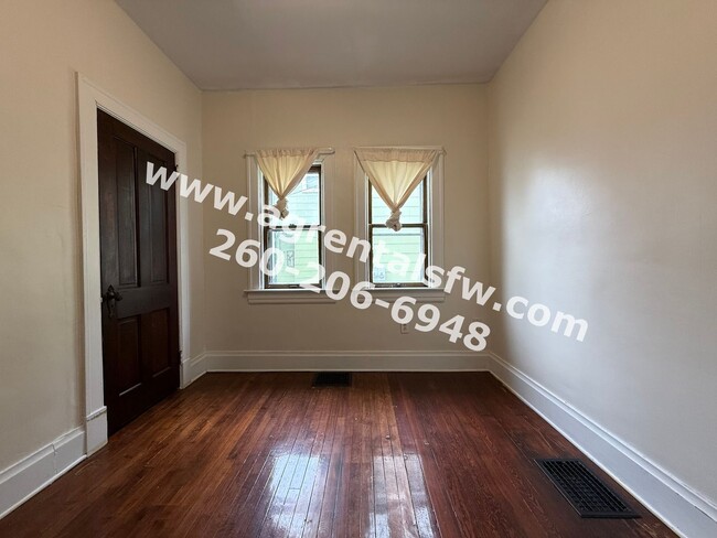 Building Photo - 811 Columbia Ave