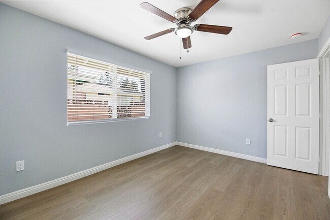 Building Photo - HALF OFF 1ST MONTH RENT- 2 Bedroom/ 2 bathroom condo (Front Unit)