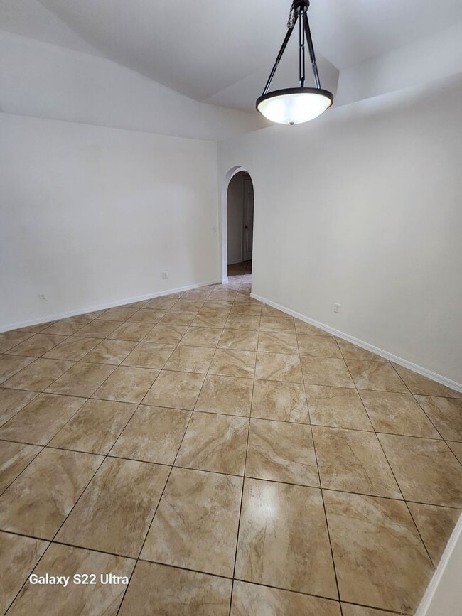 Building Photo - 4 bedroom 2 bath
