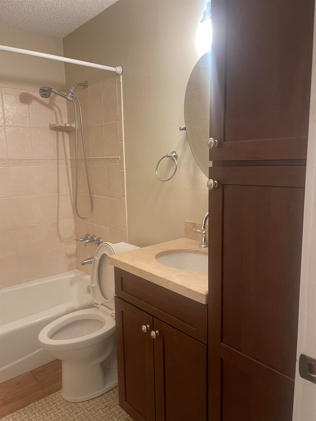 Building Photo - 2928 Del Rio Dr