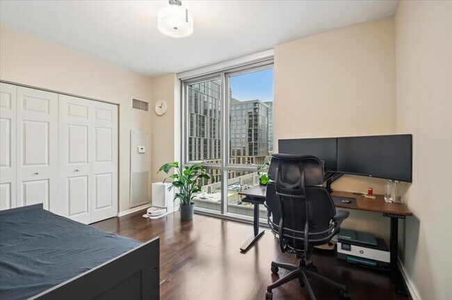 Building Photo - 123 S Green St