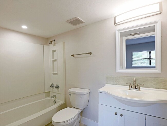 Building Photo - $250 OFF FIRST MONTH RENT!! Affordable & Newly Remodeled 1-Bedroom in the Heart of Fort Myers!