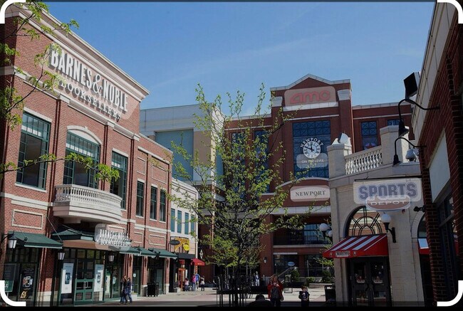 Building Photo - 646 Monmouth St