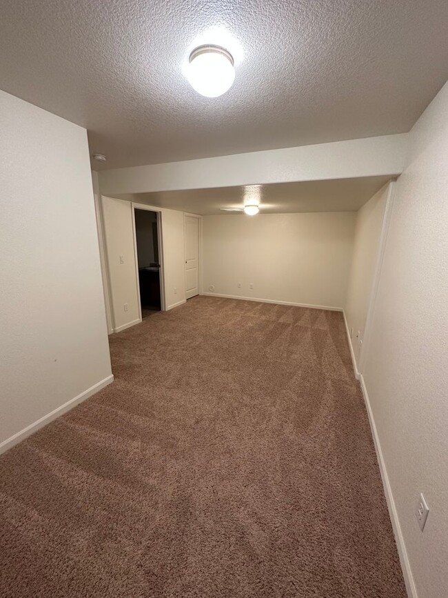 Building Photo - 4 BEDROOM, 3.5 BATHROOM, SADDLE RIDGE TWIN...