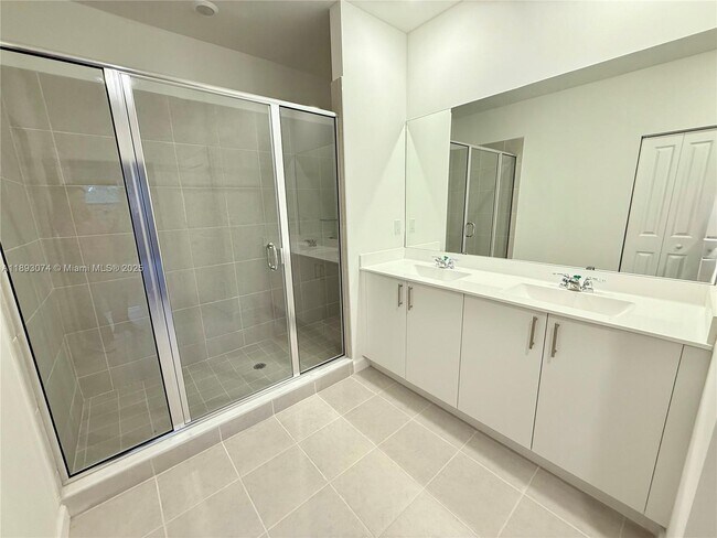 Building Photo - 2760 SE 23rd Ave