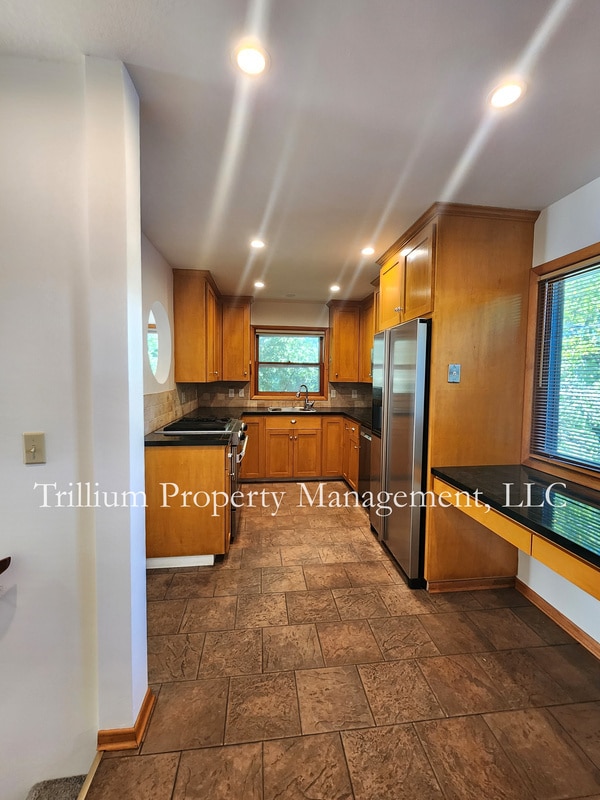 Building Photo - 405 SE 68th Ave