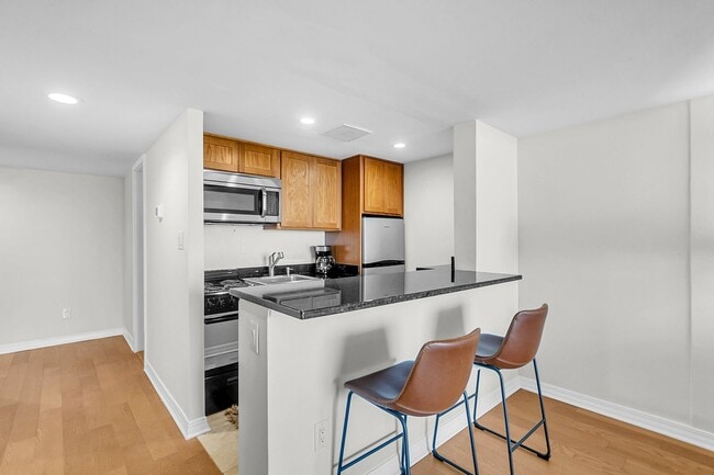 Building Photo - Downtown Charleston Living with Stunning Views