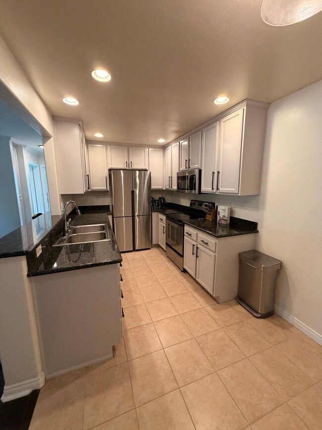 Building Photo - Beautifully Updated 2 bd 2 ba Crown Point Condo