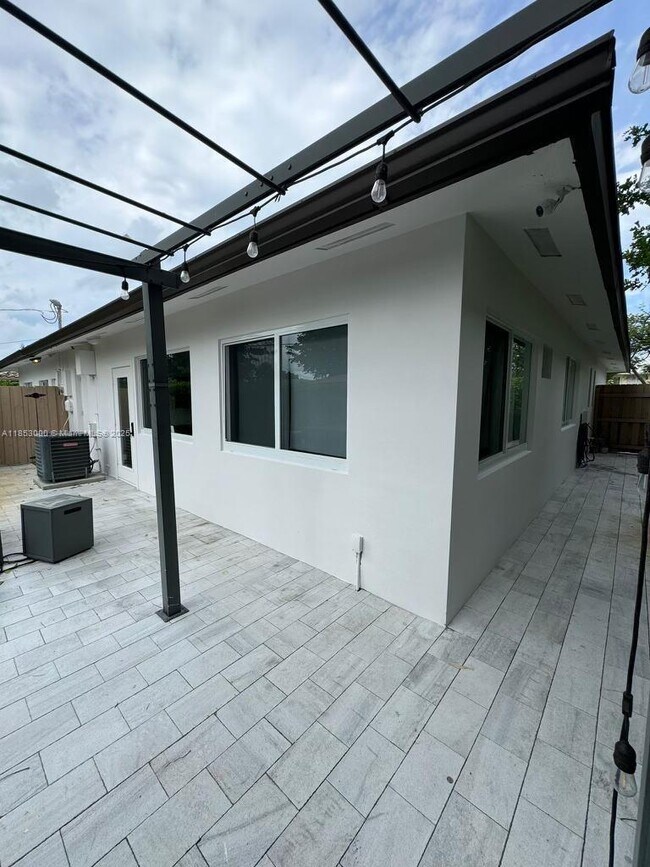 Building Photo - 2130 NE 56th St