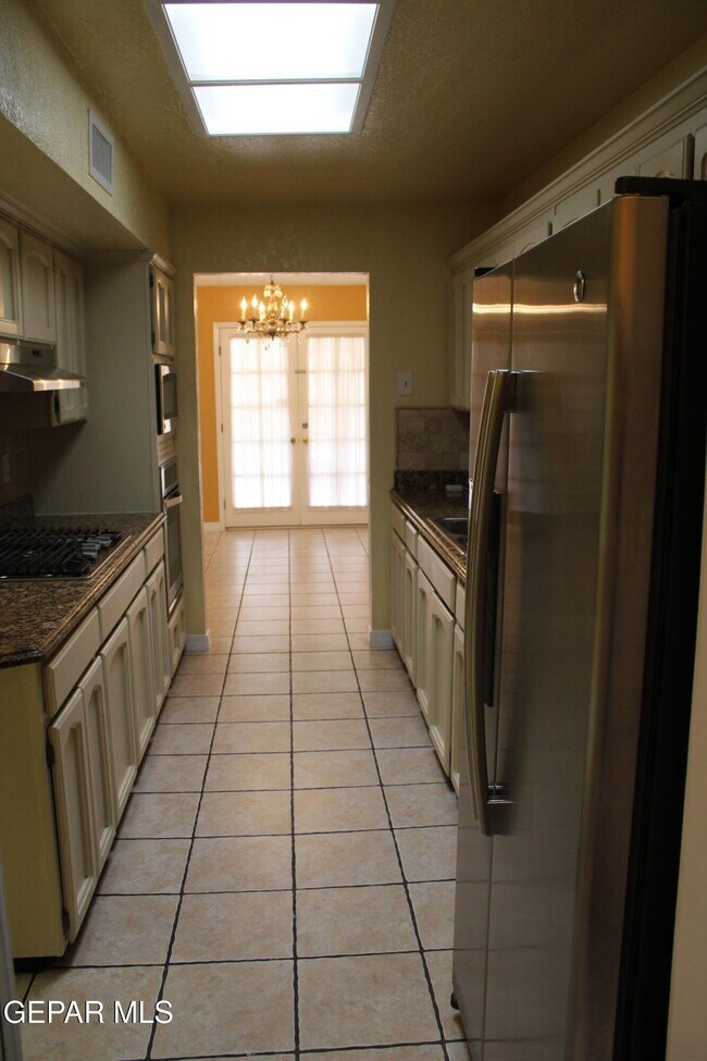 Building Photo - 1743 Lomaland Dr