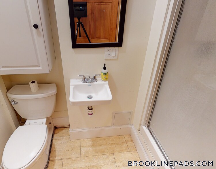 Building Photo - 1689 Beacon St