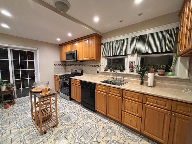 Building Photo - 1974 William St