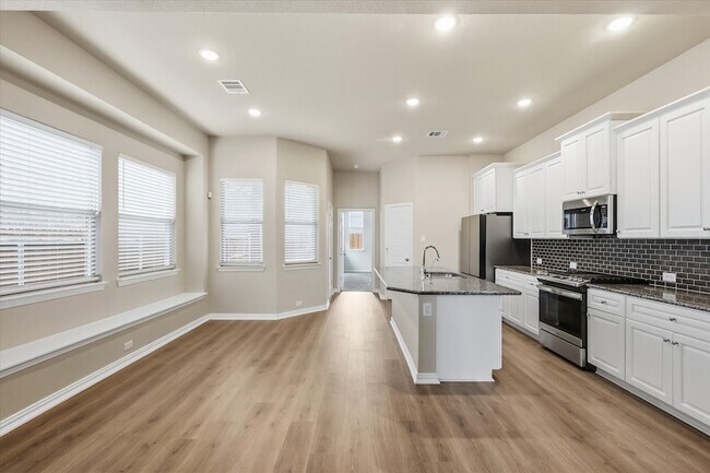 Building Photo - 3916 Ford Dr