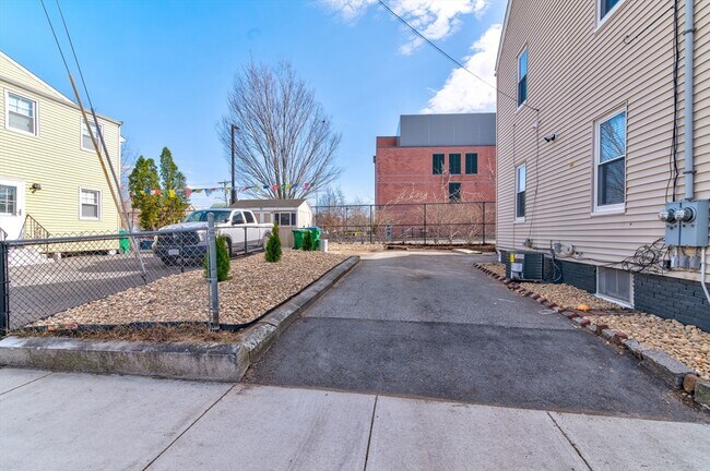 Building Photo - 43 Tainter St