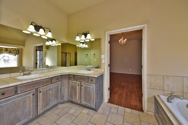 Building Photo - Amazing Home - 3 bed 2 bath - Edmond Schools