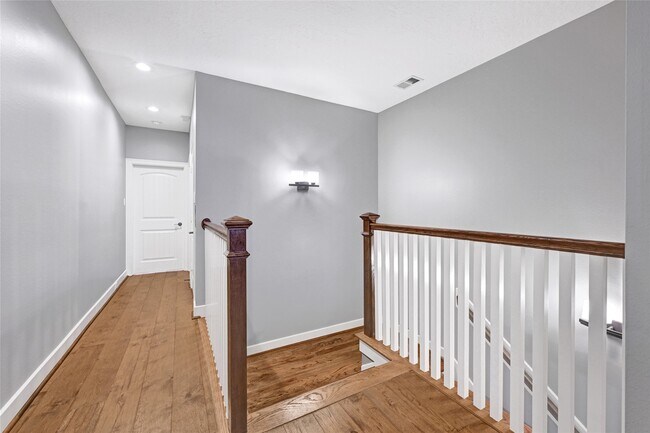 Building Photo - 210 Breezy Way