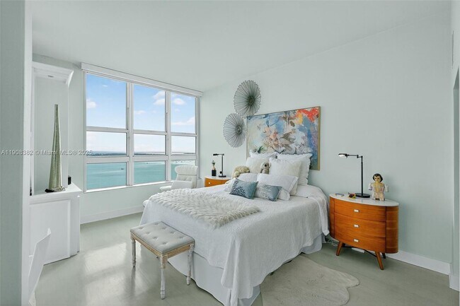 Building Photo - 1155 Brickell Bay Dr