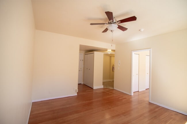 1 BDRM - LIVING ROOM - Chesterbury Apartments