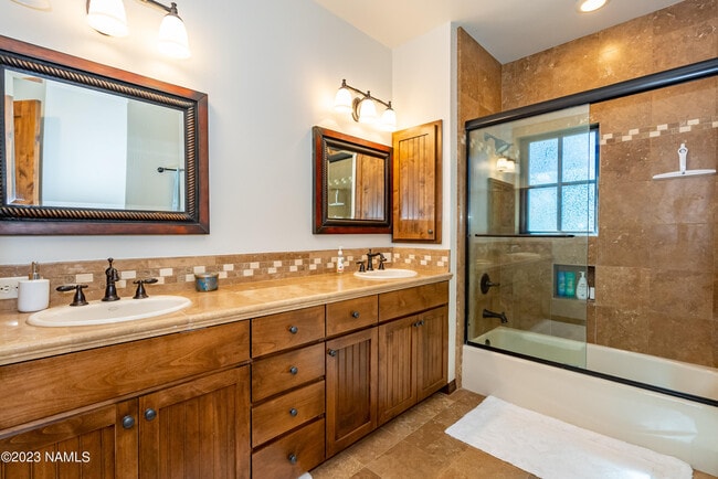 Building Photo - 1507 E Castle Hills Dr
